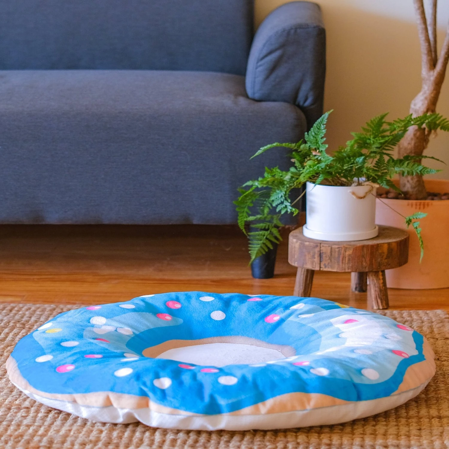 HappyCare Textiles 3D Realistic Donut Print Bolster Dog Bed - Image 4